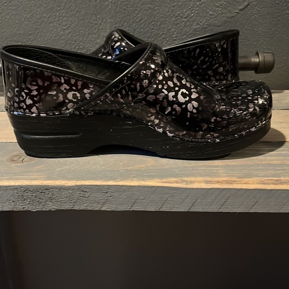 🔥 DANSKO | Patent Cheetah print clogs size 39 - Picture 5 of 8